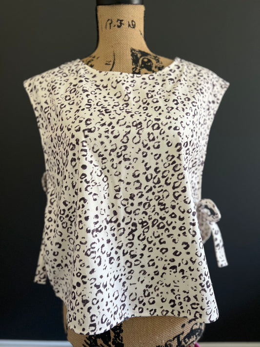 White Bow Pattern Buttoned Side Cropped Sweater Vest