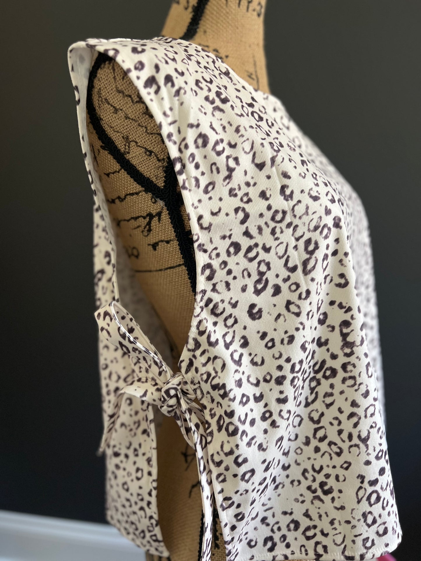 White Bow Pattern Buttoned Side Cropped Sweater Vest