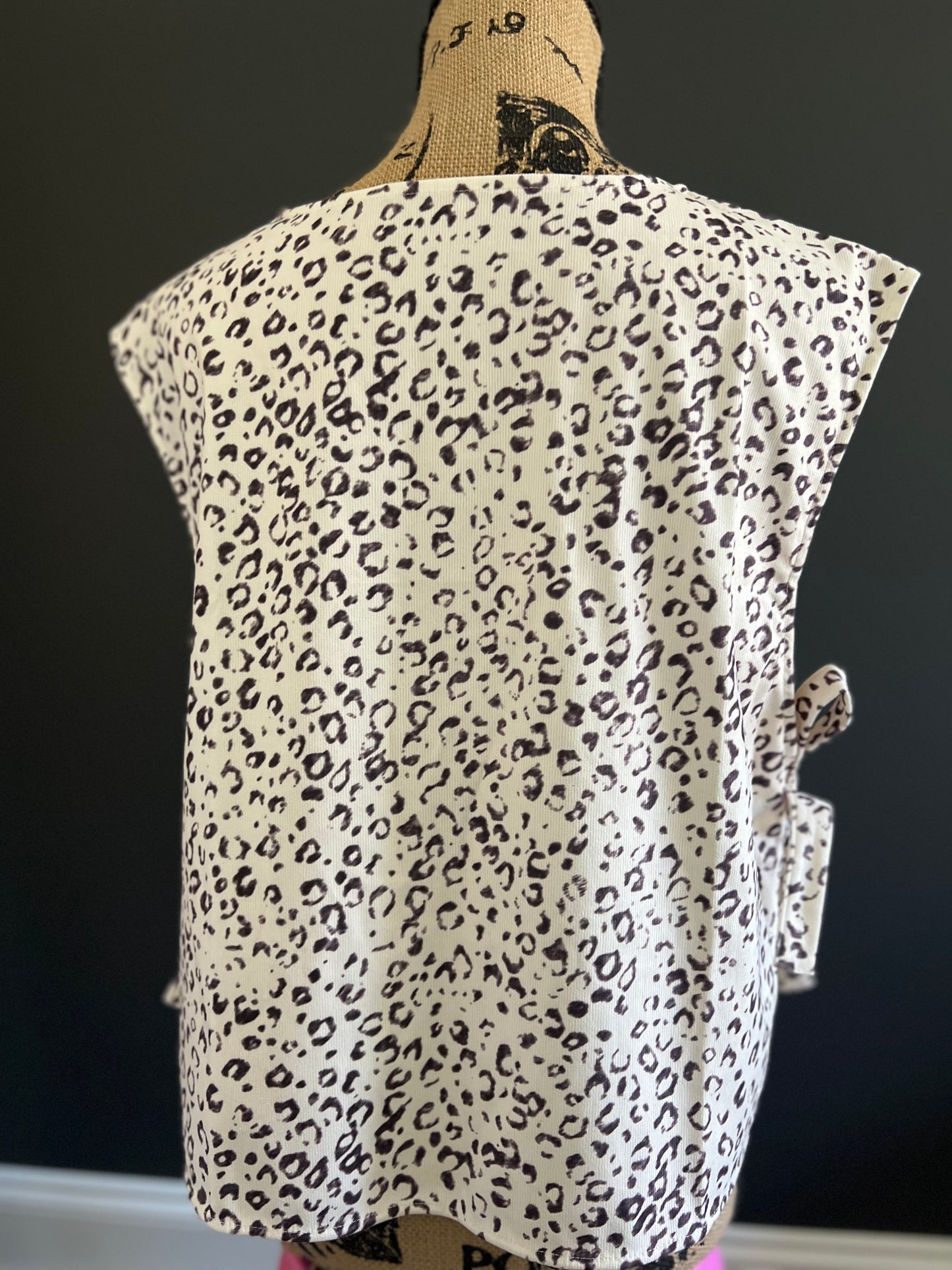 White Bow Pattern Buttoned Side Cropped Sweater Vest