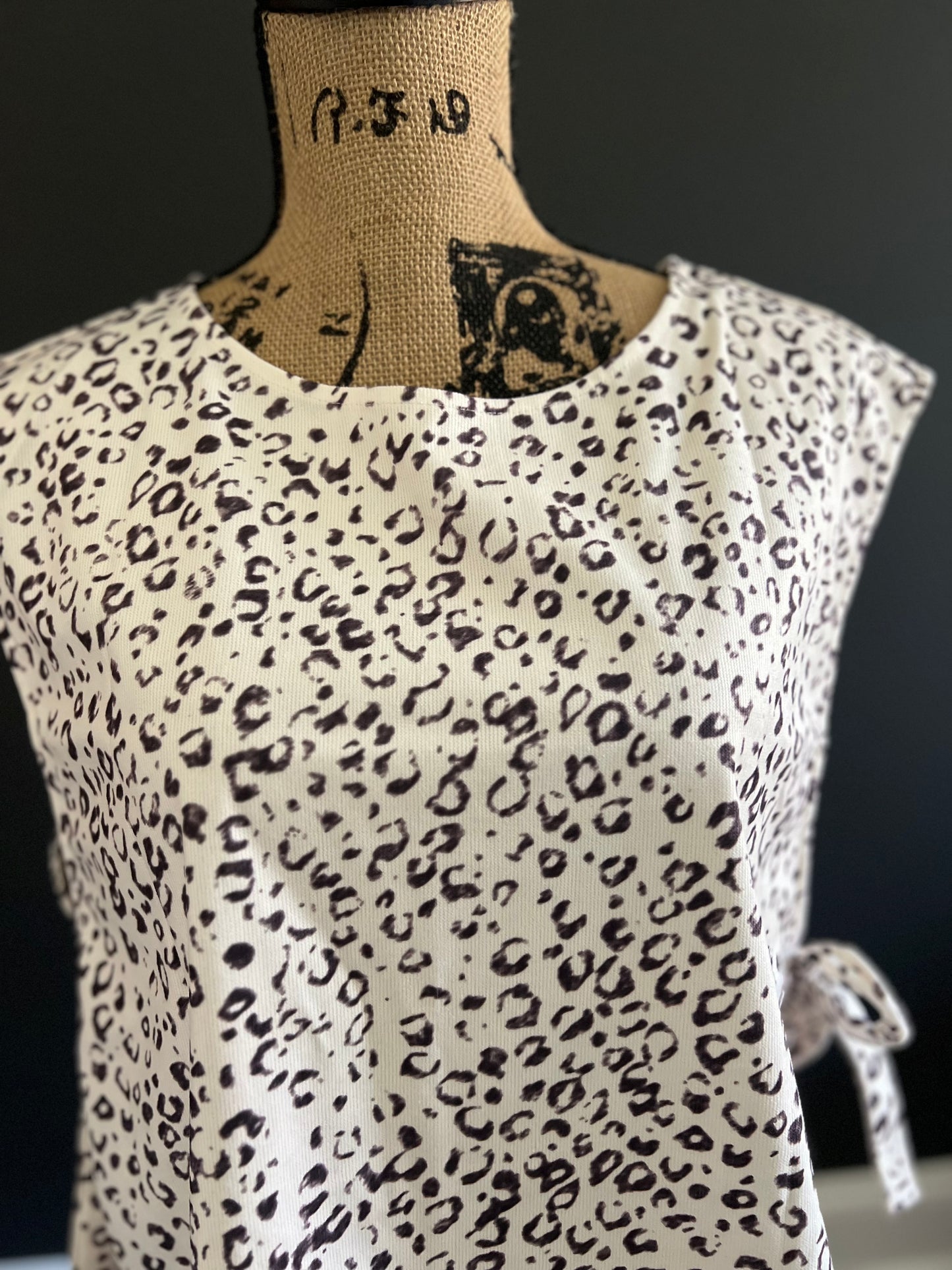 White Bow Pattern Buttoned Side Cropped Sweater Vest